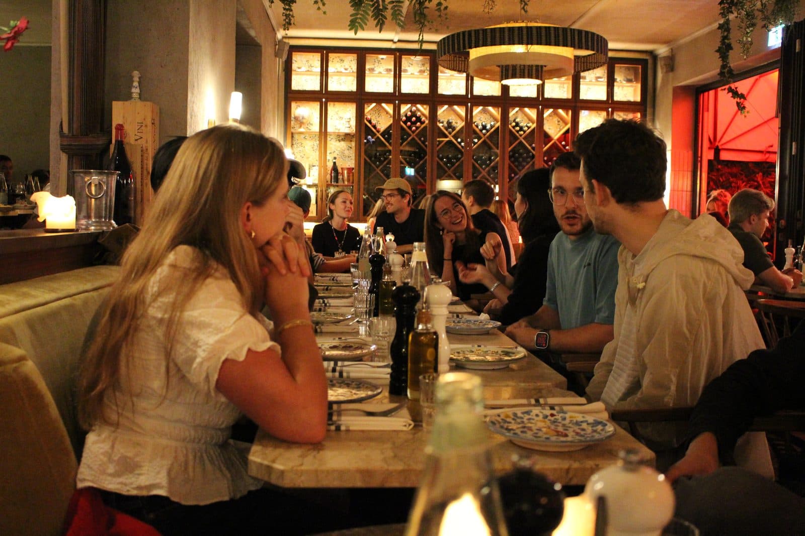 Students and founders in conversation at a CDTM founder dinner